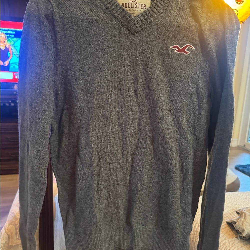 Holister men’s med sweater like new! ! Anything marked 10$ and under is 3/for 10